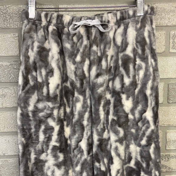 Cozy Gray & White Fuzzy Pajama Pants Size Small - Picture 2 of 5